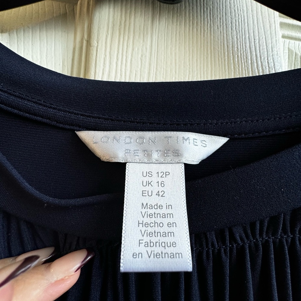 London Times Women's Solid Jersey Long Sleeve Smocking Detail Midi - Picture 3 of 6